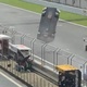 V&Iacute;DEO: Em acidente impressionante, Igor Fraga 'voa' ap&oacute;s ser atingido na largada da Super GT em Fuji; veja 
