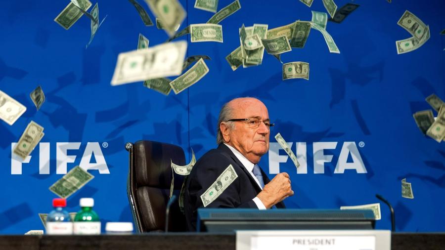 Joseph Blatter, presidente da Fifa, em protesto no dia 20 de julho de 2015 - false