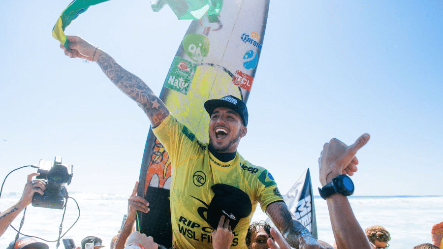 Gabriel Medina comemora o tri do mundial de surfe - Foto: WSL