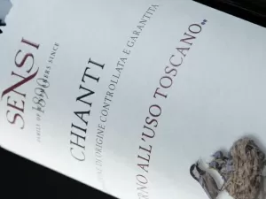 O que significa a expressão Governo all'uso toscano em alguns vinhos italianos?