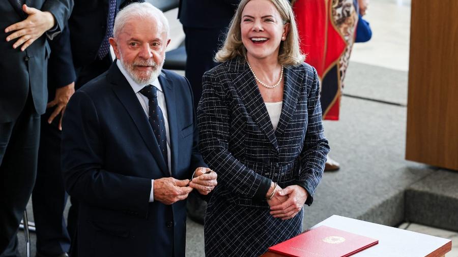 Presidente Luiz Inácio Lula da Silva (PT) e a nova ministra das Relações Institucionais, Gleisi Hoffmann Presidente Luiz Inácio Lula da Silva (PT) e a nova ministra das Relações Institucionais, Gleisi Hoffmann