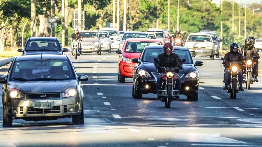 Muitos motoristas acendem os faróis durante o dia em rodovias sem necessidade; entenda a nova regra - José Cruz/Agência Brasil