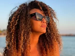 Sheron Menezzes esbanja beleza em cliques na praia: "Musa"
