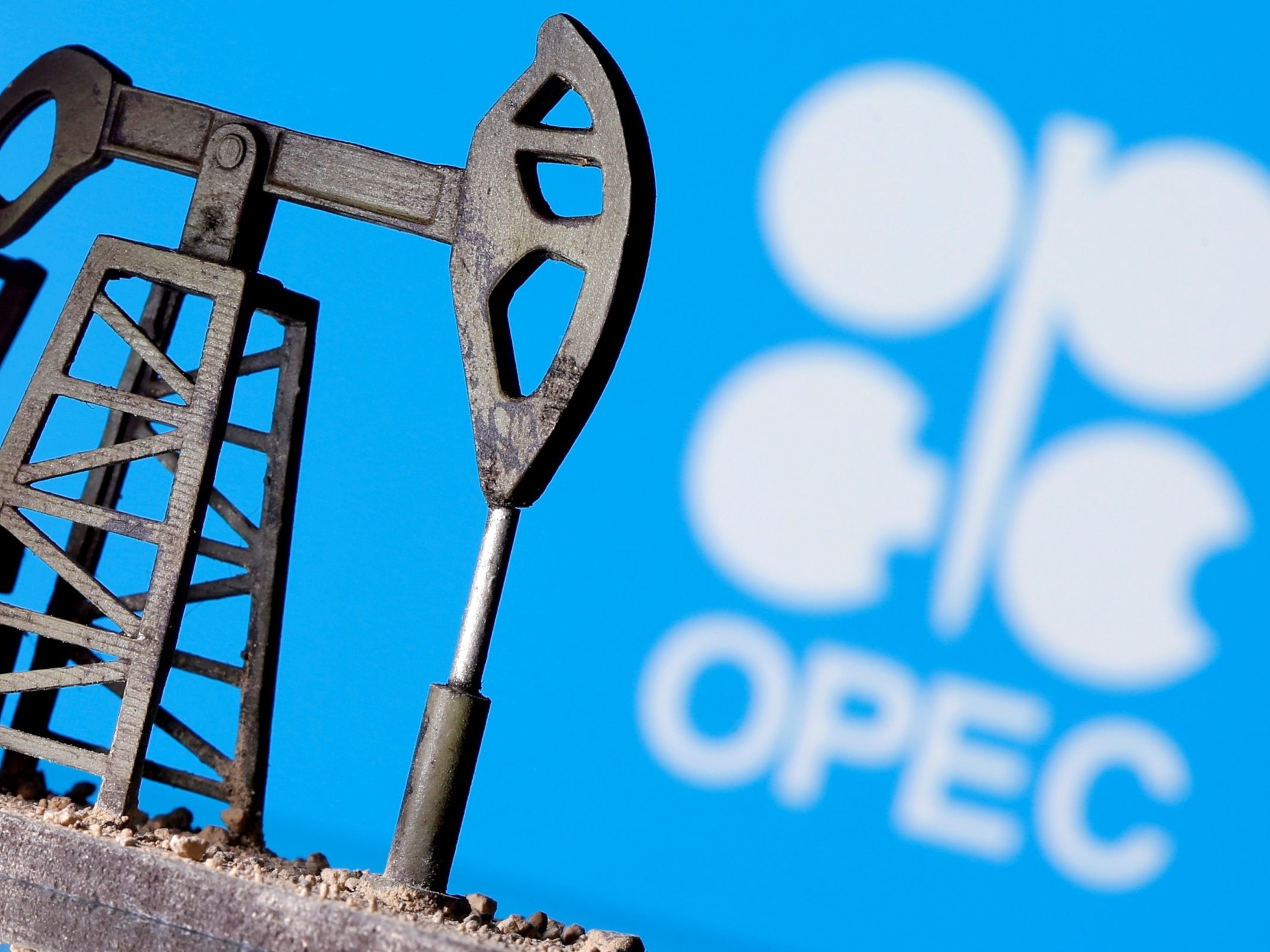 Petróleo recua mesmo com corte de produção da Opep+