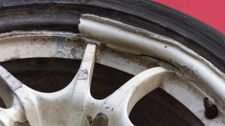 Roda de liga leve quebrada; reparo exige profissional especializado e nem sempre é possível, dependendo do dano, por segurança - Shutterstock