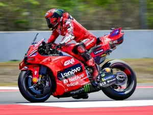 MotoGP: Bagnaia vence sprint na Indonésia após queda de Martín