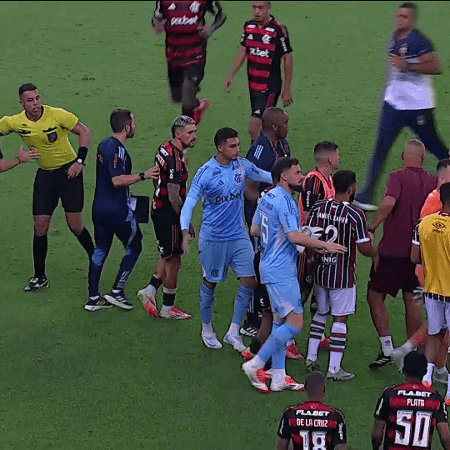 Confusão após o jogo entre Fluminense e Flamengo Confusão após o jogo entre Fluminense e Flamengo