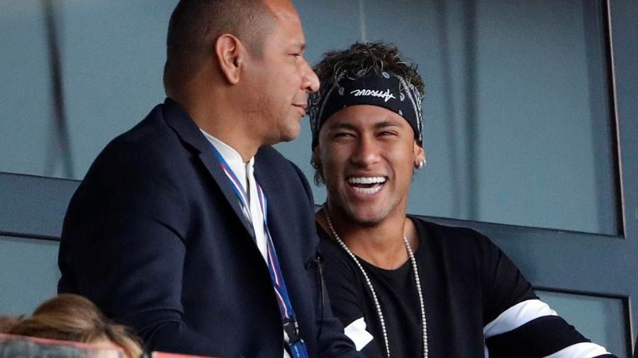 Pai de Neymar ficará por perto do filho até o próximo jogo brasileiro  - John Schults/Reuters 
