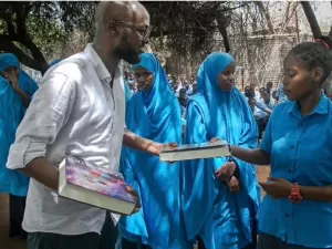 Jornalista refugiado que distribuiu 100 mil livros a crianças no Quênia vence prêmio internacional da ONU