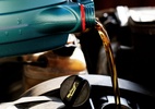 Trocar óleo de motor sintético por mineral, vale a pena? - Foto: Shutterstock