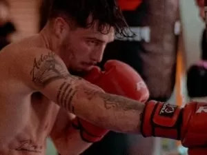 Sessão de cinema termina em briga após boxeador nocautear homem; veja vídeo