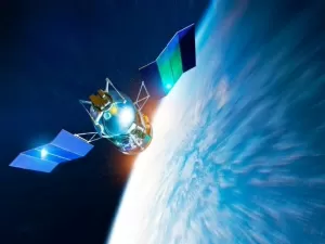 ‘Cremação’ de satélites na atmosfera ameaça escudo da Terra, diz pesquisa