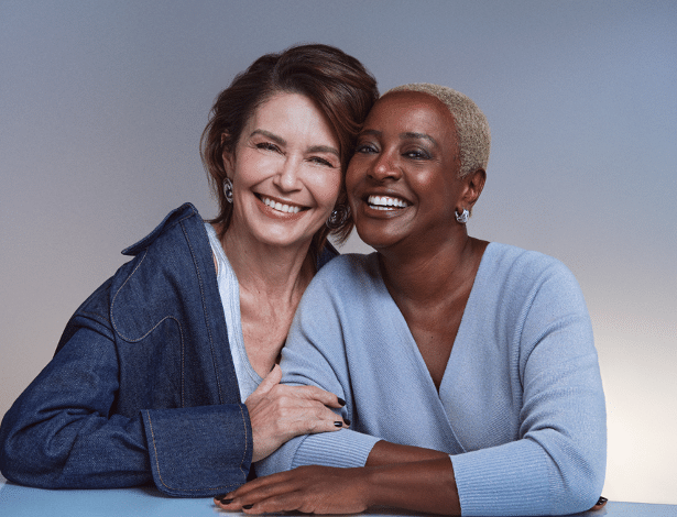 Imagem de duas mulheres maduras - undefined