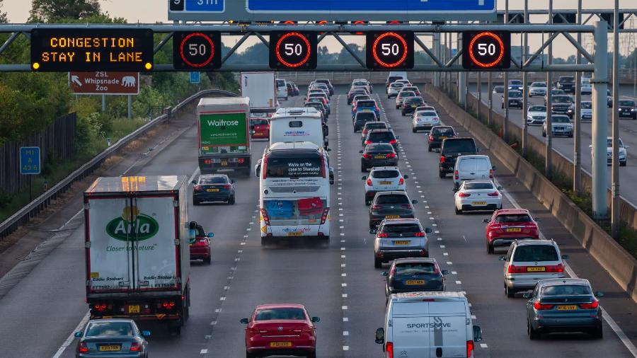 Reino Unido proibirá venda de carros a gasolina e diesel em dez anos - Trânsito em avenida/auto-estrada do Reino Unido