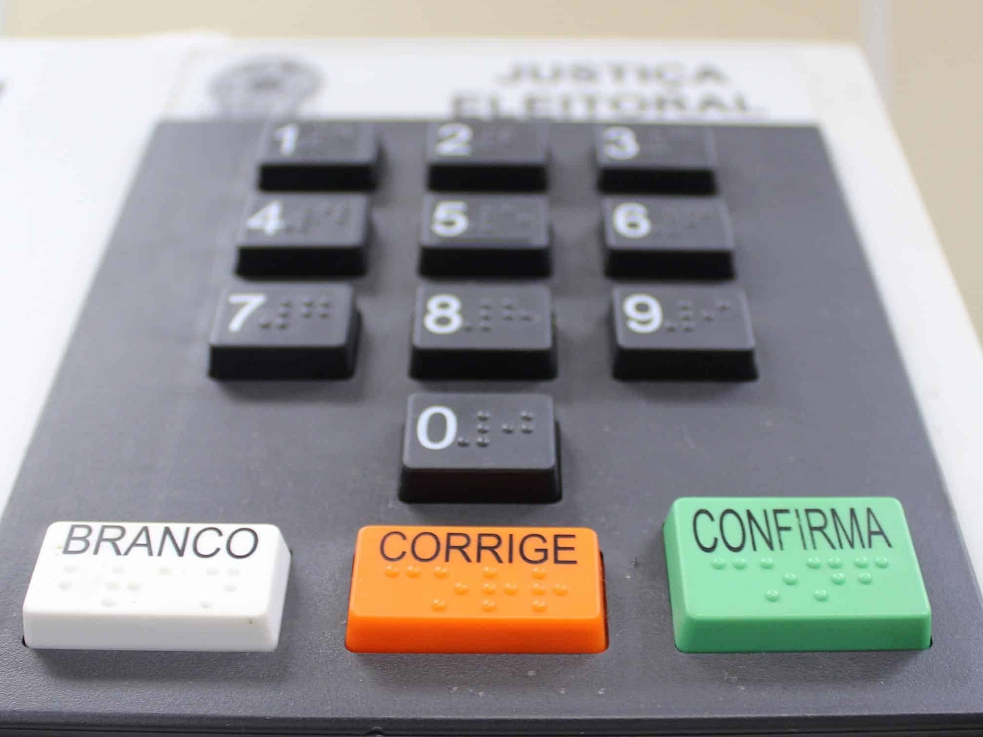 Bolsonaristas querem a volta do voto impresso e é melhor atendê-los