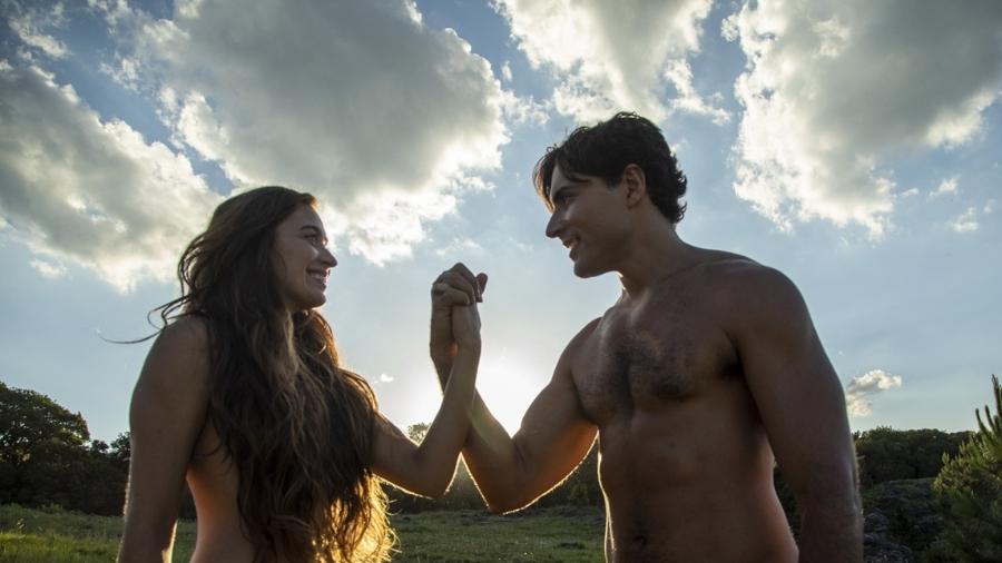 Adão (Carlo Porto) e Eva (Juliana Boller) em cena de "Gênesis", na Record  - Divulgação