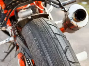 Confira alguns hábitos que acabam com o pneu da moto antes da hora