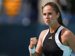 Quedas de Kalinskaya e Krejcikova deixam Bia mais perto do top 10