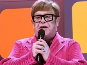 Elton John revela perda de visão no olho direito por conta de infecção; assista