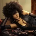 Atriz cai de paraquedas vestida de Domino no set de Deadpool 2