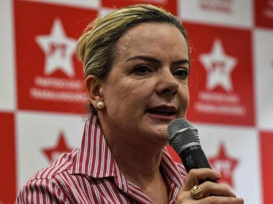 O PT oferece a cabeça de Gleisi de olho na de Lula, mas pode ser tarde