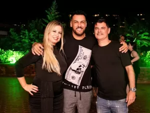 Famosos marcam presença em aniversário de advogado das estrelas e se reúnem em roda de samba