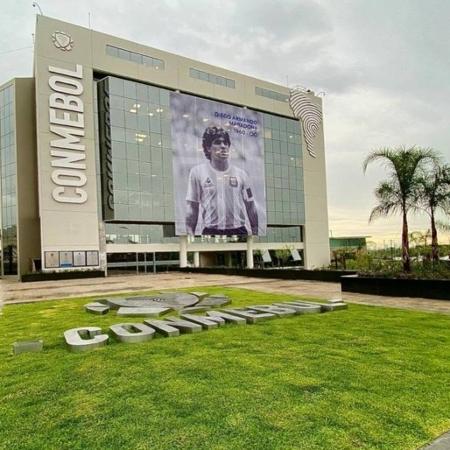Conmebol estende bandeira com imagem de Maradona na fachada da sede - Divulgação/Conmebol