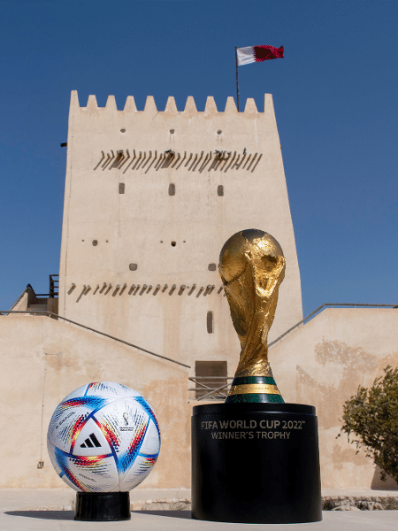 Bola oficial e taça da Copa do Mundo 2022 - FIFA.com