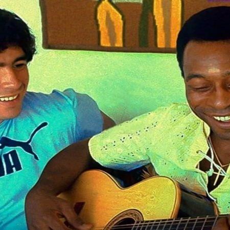 Pelé toca violão para Maradona no primeiro encontro entre eles, em 1979 - Facebook/@maradona