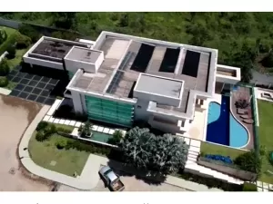 Flávio Bolsonaro quita mansão com seis pagamentos extras de R$ 3,4 milhões