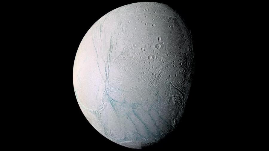 Encélado, umas das luas de Saturno, pode ter fósforo, um dos elementos fundamentais para criação de vida - Nasa