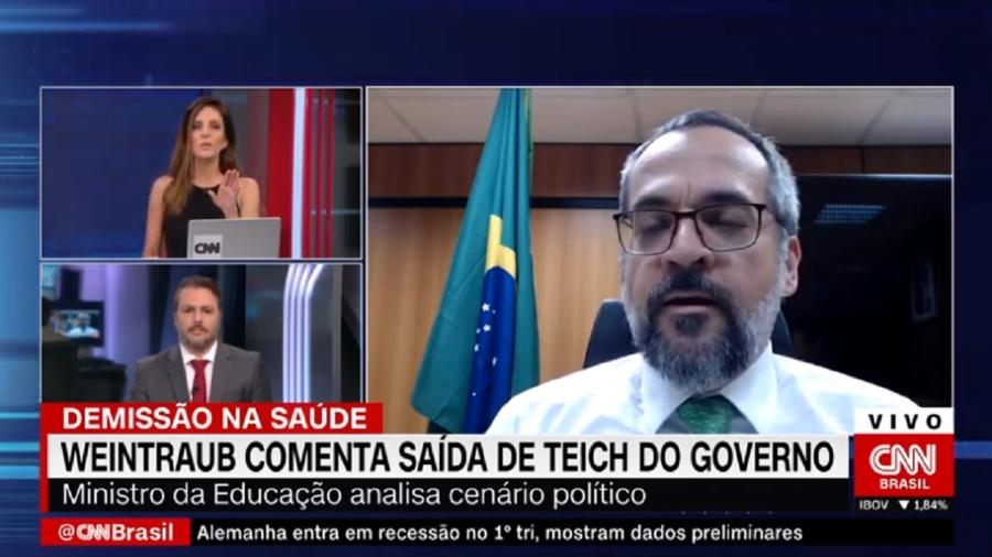 Os jornalistas Monalisa Perrone e Caio Junqueira e o ministro Abraham Weintraub, durante entrevista no programa Expresso CNN - Reprodução / Internet