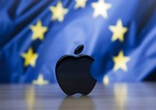 Definitivo: UE condena Apple a pagar 13? bilhões em impostos à Irlanda - Logo preto da Apple em frente a bandeira da União Europeia