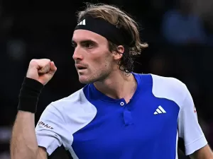 Tsitsipas vai às quartas em Paris e segue vivo na luta pelo Finals