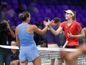 Times de Sabalenka e Swiatek estreiam com derrota em Abu Dhabi