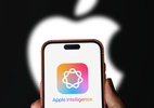 Apple Intelligence agora exige mais espaço em iPhones, iPads e Macs - Apple Intelligence exibido em iPhone sobre logo da Apple