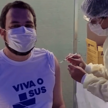 Guilherme Boulos (PSOL) é vacinado contra a Covid-19 em São Paulo - Reprodução/Twitter Guilherme Boulos