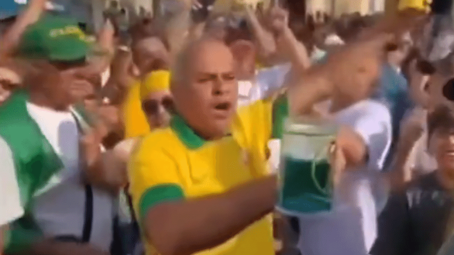 Bolsonarista discute com jornalista enquanto bebe cerveja no santuário de Aparecida                   - Reprodução                     
