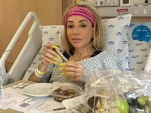 Maya Massafera posa no hospital após plástica para corrigir "umbigo triste": "Vem, verão!"