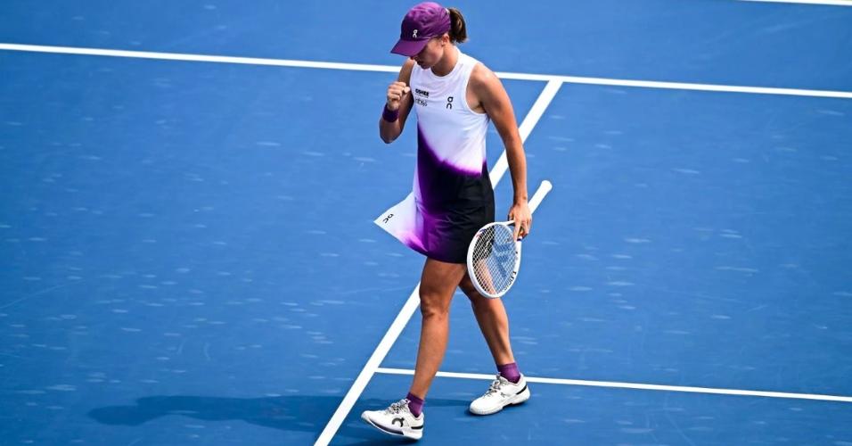 Iga sobrevive a dois tiebreaks e reencontra Zheng nas oitavas - undefined