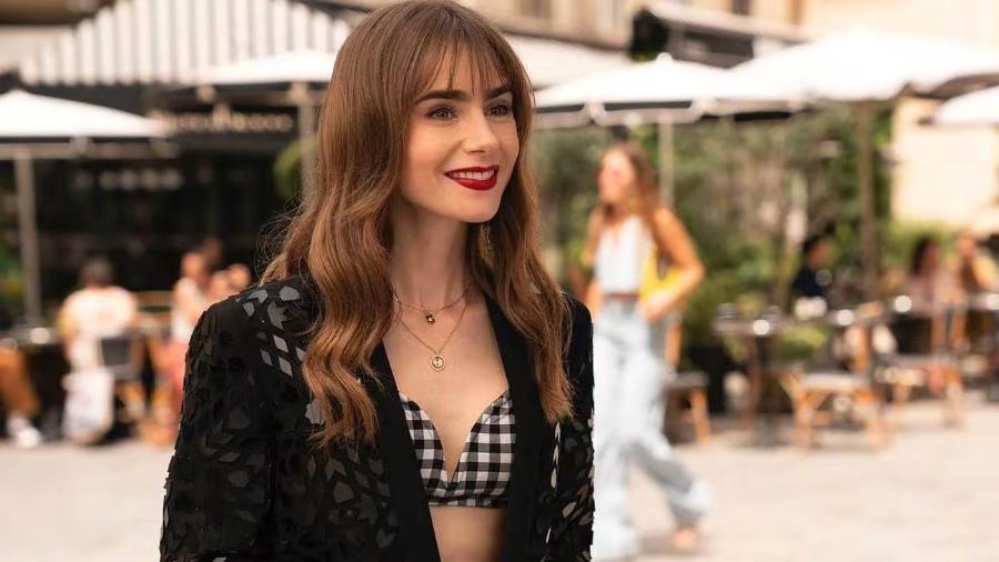 Lily Collins em cena da série Emily em Paris