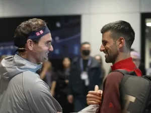 Federer e Djokovic se encontram nos corredores em Xangai