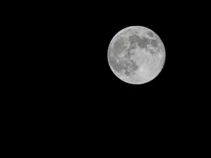 Podemos considerar que a Lua é um planeta?