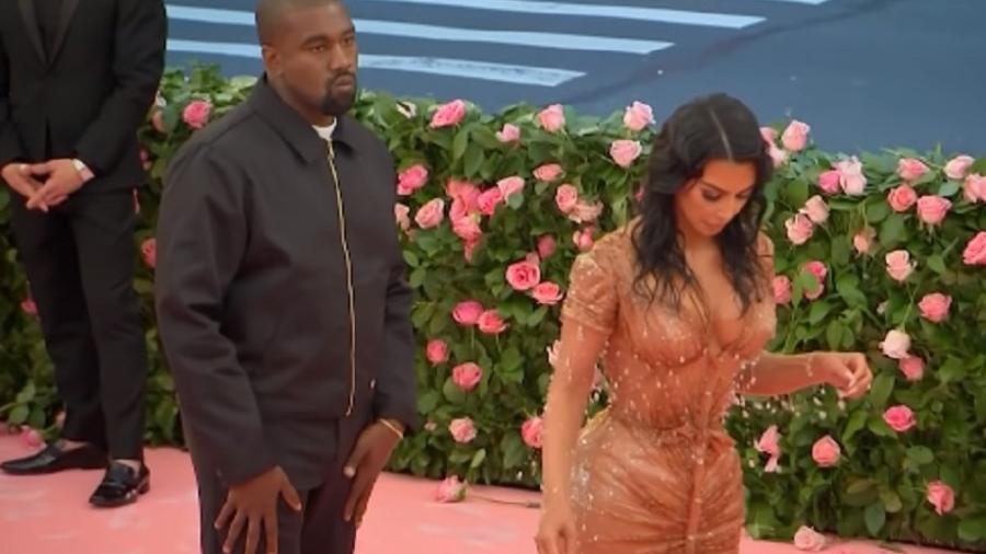 Kanye West surta com vestido "sexy demais" de Kim Kardashian em evento nos EUA - Foto: Reprodução/YouTube - Kanye West surta com vestido "sexy demais" de Kim Kardashian em evento nos EUA - Foto: Reprodução/YouTube