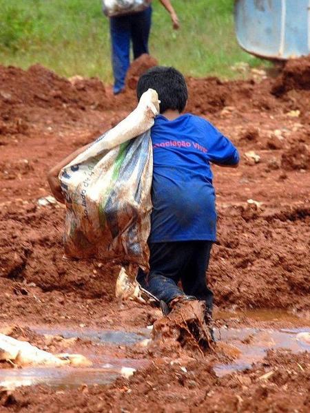 "Quando aumentam a pobreza,  o trabalho infantil se impõe às crianças das famílias mais pobres", diz Mário Volpi - Marcello Casal/Agência Brasil