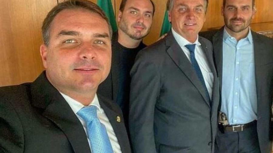 Jair Bolsonaro e os filhos Flávio, Carlos e Eduardo                              - INSTAGRAM                            