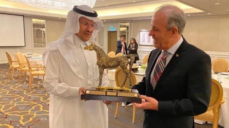 Ministro Bento Albuquerque recebe miniatura de cavalo do saudita Abdulaziz bin Salman Al Saud, em outubro de 2021  - Divulgação/MME - Divulgação/MME
