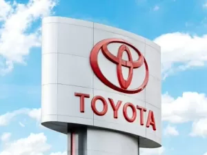 Produção global da Toyota cai pelo 10º mês, apesar de aumento nas vendas