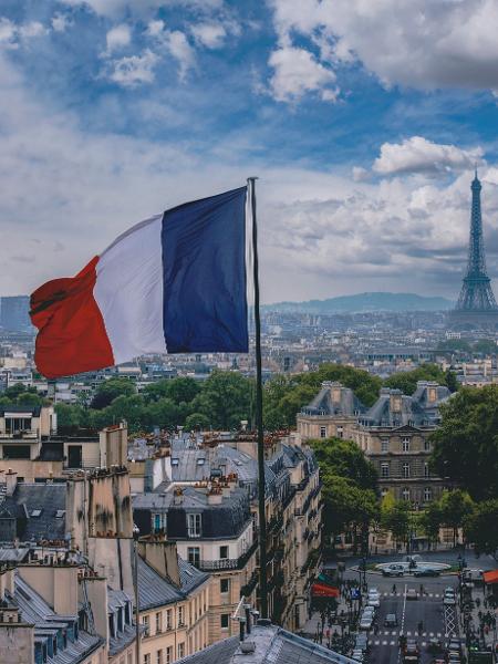 França conta com 12 candidatos ao todo, oito homens e quatro mulheres. - Bandeira da França