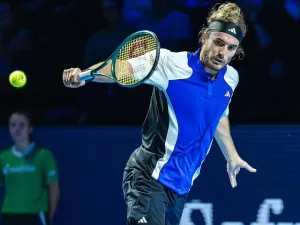 Tsitsipas vence jogo duro na estreia, Rune também avança